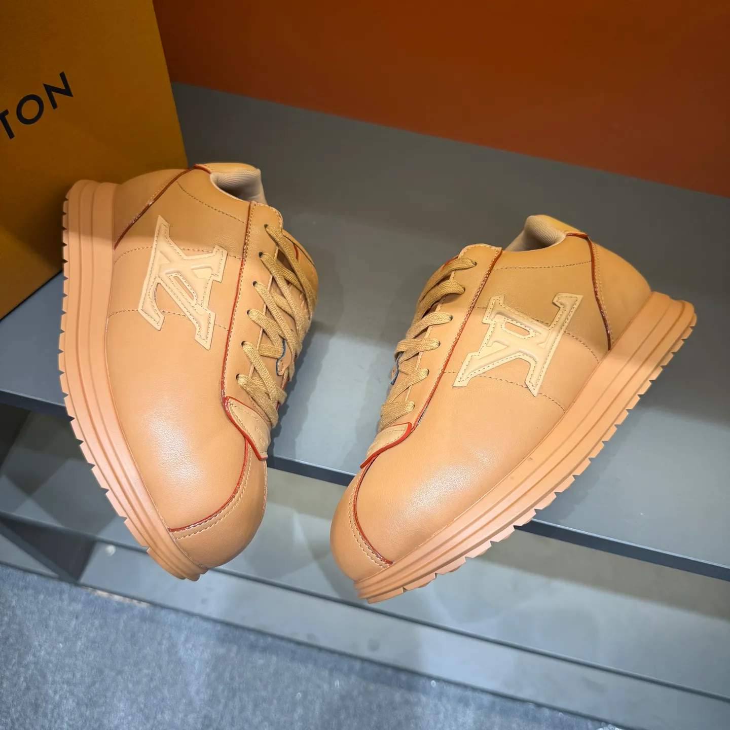 P540 Size 38-45 LV 🫏The colorful interpretation of BUTTERSOFT sneakers combines sheepskin, The colorful interpretation of LV BUTTERSOFT sneakers combines sheepskin and calfskin, bringing a super soft feel. Designed by Pharrell Williams, this '60s-inspired shoe features a padded upper that's been crafted by Louis Vuitton craftsmen to further enhance the comfort of the leather. In addition to the LV initials, it features multiple signatures, including natural leather trim and an embossed pattern of Pharrell Williams and lobster on the side, referencing the Fall/Winter 2025 men’s show. A must-have artifact for fashionistas✅